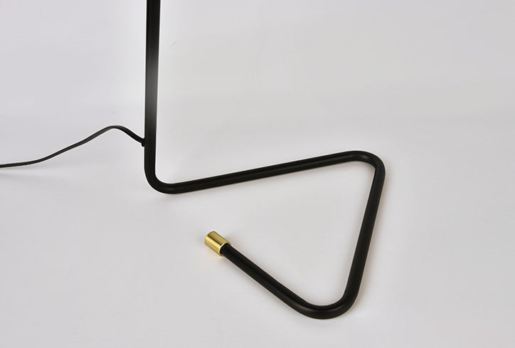 Einfache Eisen Glockenschirm Dreieck 1-Licht Tischlampe 
