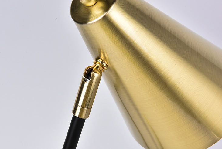Einfache Eisen Glockenschirm Dreieck 1-Licht Tischlampe 