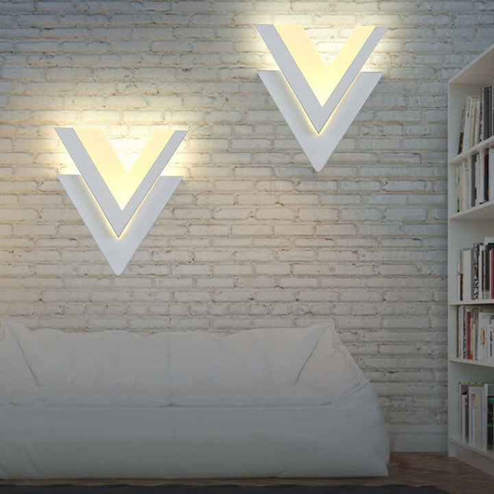 Aplique de pared LED en forma de V de hierro y acrílico de estilo minimalista moderno 