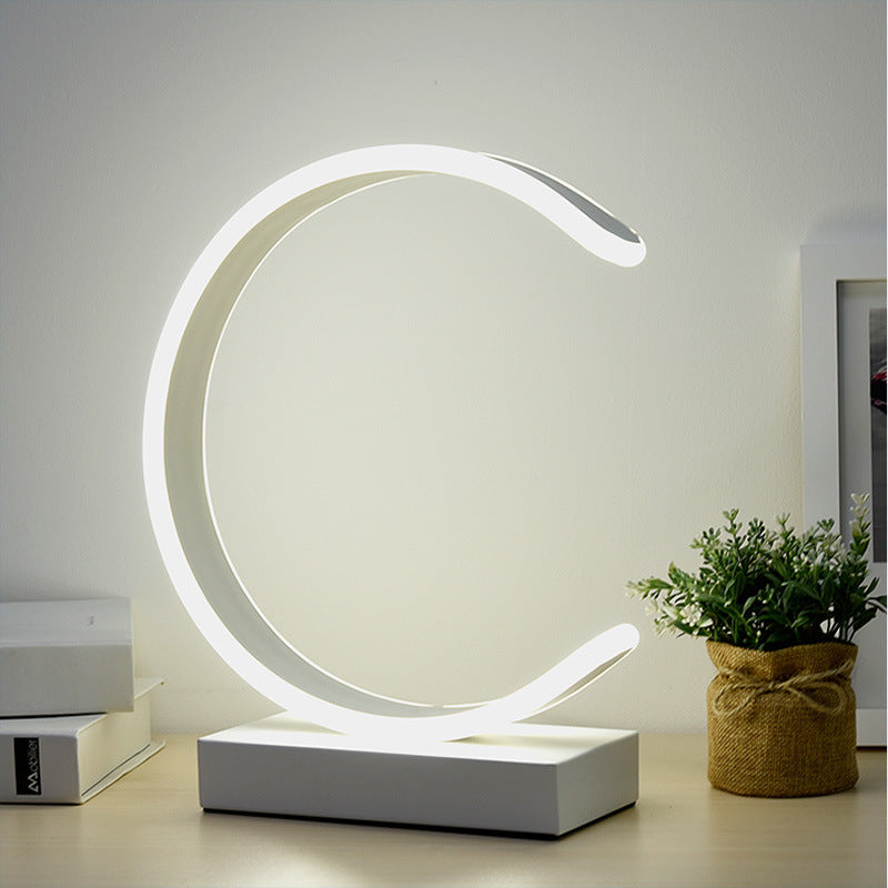 مصباح طاولة LED على شكل حرف C الفاخر الإبداعي من نورديك 