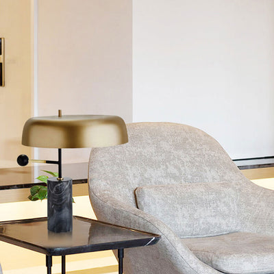 Lampe de table moderne avec base de colonne en marbre ombrée d'or et une lumière 