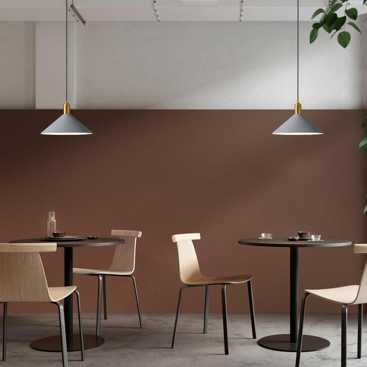 Moderne minimalistische Pendelleuchte aus Eisen mit dreieckigem Kegelschirm, 1-flammig, für das Wohnzimmer 