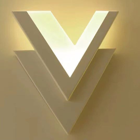 مصباح حائط LED أكريليك بتصميم حديث بسيط على شكل حرف V لغرفة النوم 