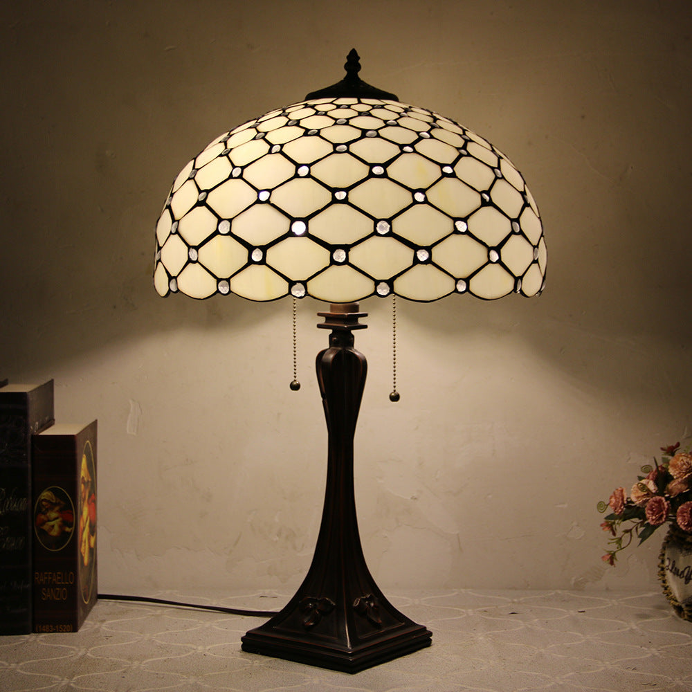 Traditionelle 2-flammige Tiffany-Tischlampe aus Buntglas mit konischem Zugschalter für das Schlafzimmer 