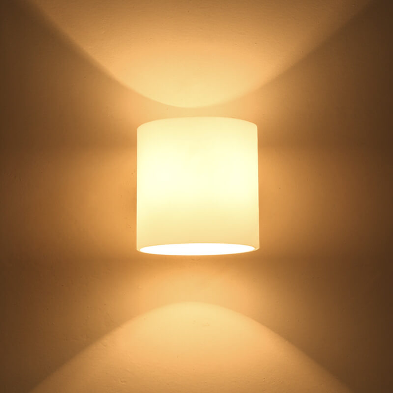 Moderne 1-Licht-Wandleuchte in zylindrischer Form 
