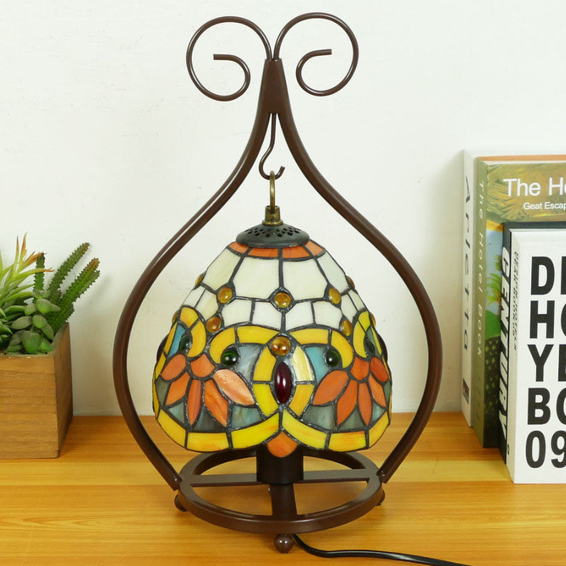 Tiffany-Tischlampe im traditionellen europäischen Stil mit herzförmigem Buntglas und Eisen, 1-flammig, für das Schlafzimmer 