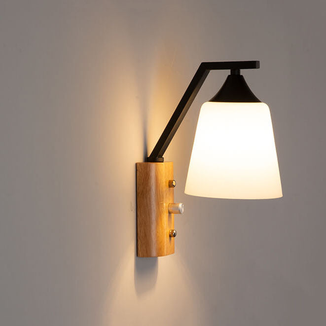 Moderne Wandleuchte mit Glockenschirm aus massivem Holz und Glas, 1-flammig 