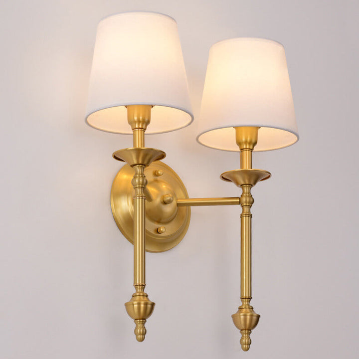 Moderne Wandleuchte mit Messing-Fassung und Stoffschirm für 1/2 Licht 