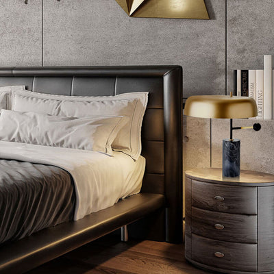 Lampe de table moderne avec base de colonne en marbre ombrée d'or et une lumière 