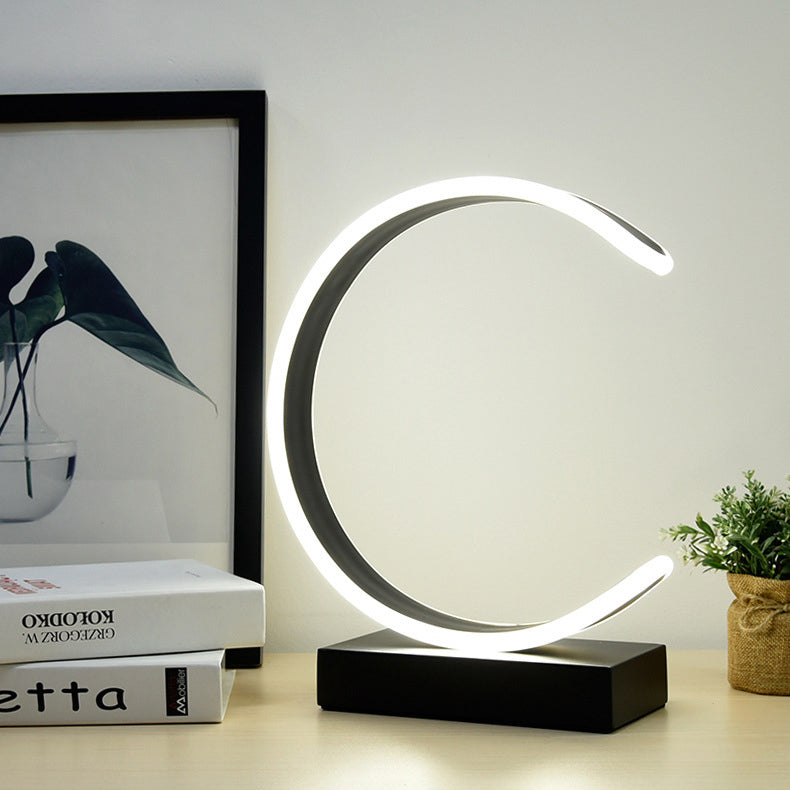 مصباح طاولة LED على شكل حرف C الفاخر الإبداعي من نورديك 