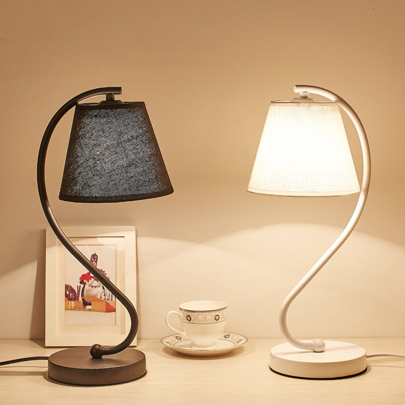 Nordische Zylinderstoffschirm Gebogene 1-Licht Tischlampe 