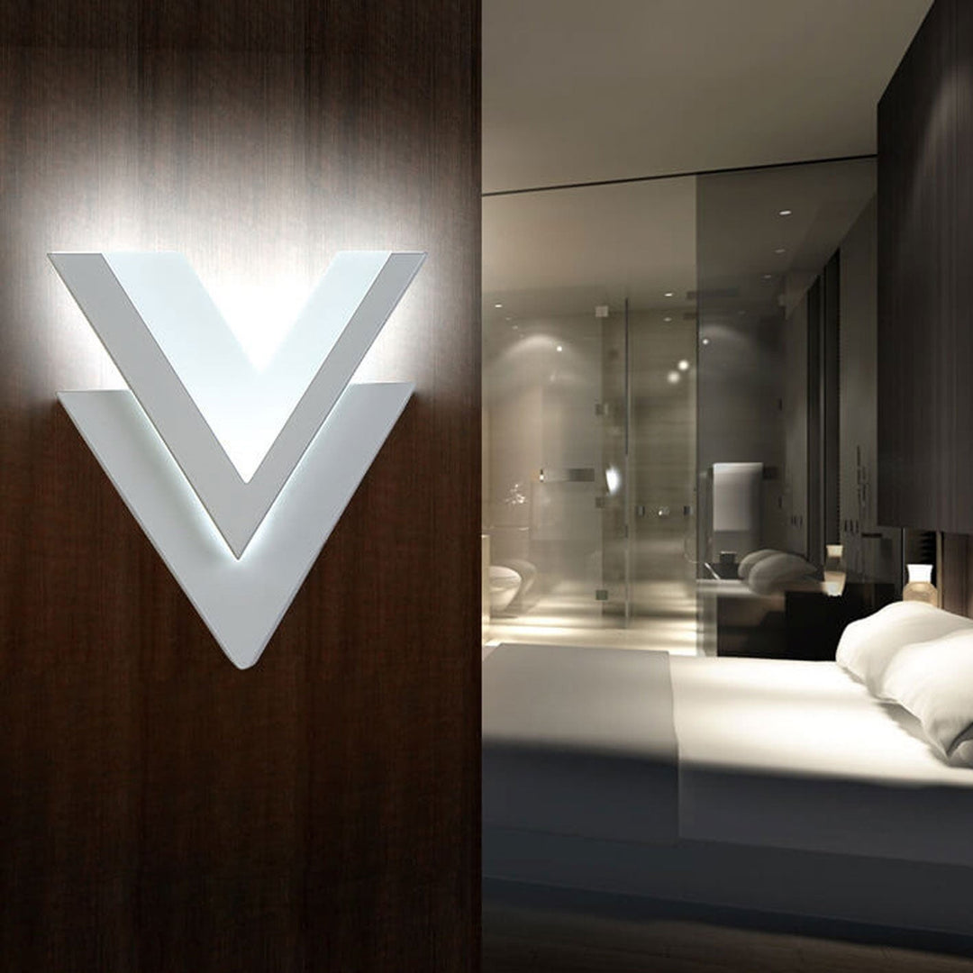 Aplique de pared LED en forma de V de hierro y acrílico de estilo minimalista moderno 