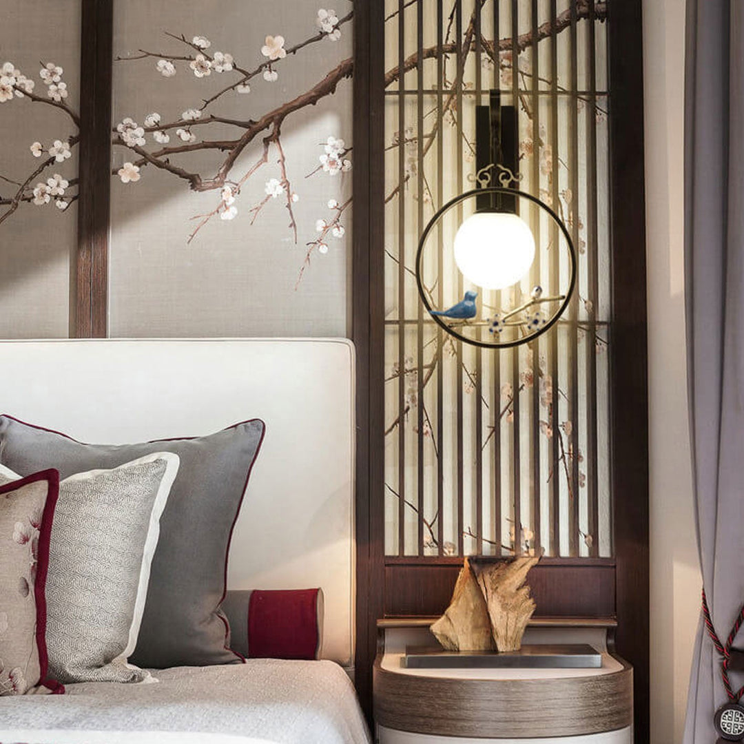 Moderne chinesische runde Glaskugel Vogelbaumzweig 1-Licht Wandleuchte 