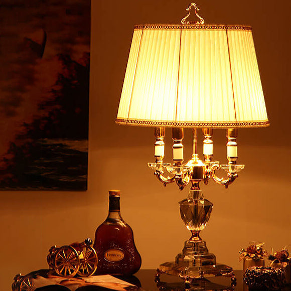 Europäischer Luxusstoff-Kerzenhalter mit Kristallbasis 4-Licht-Tischlampe 