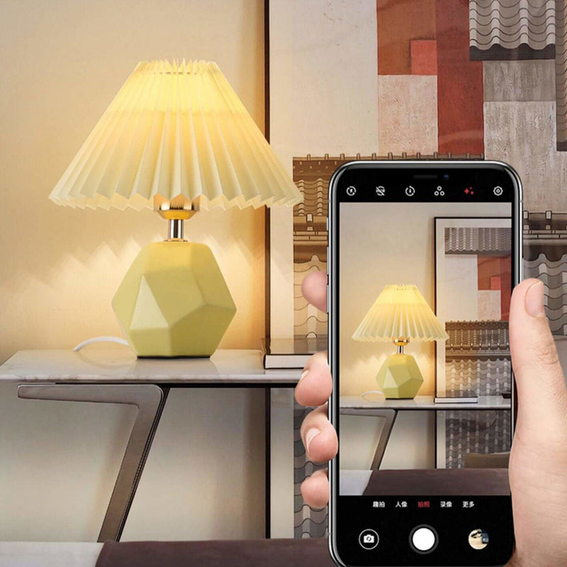 Lampe de table 1 lumière avec abat-jour plissé jaune lait nordique et base en céramique géométrique 