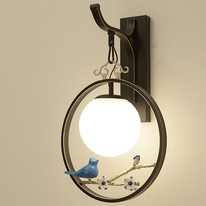 Moderne chinesische runde Glaskugel Vogelbaumzweig 1-Licht Wandleuchte 