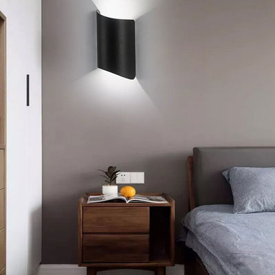 Moderne, minimalistische LED-Wandleuchte mit gerollten Kanten