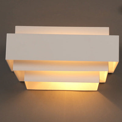 Moderne quadratische geometrische Kaskaden-Wandleuchte aus Eisen mit 1 Licht