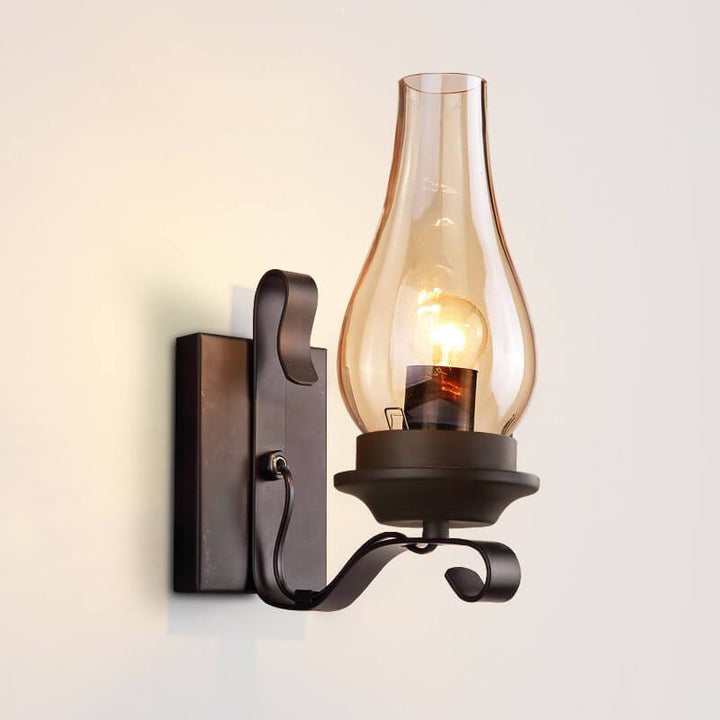 Applique murale vintage en fer forgé à une lumière avec abat-jour en verre et lampe à pétrole 
