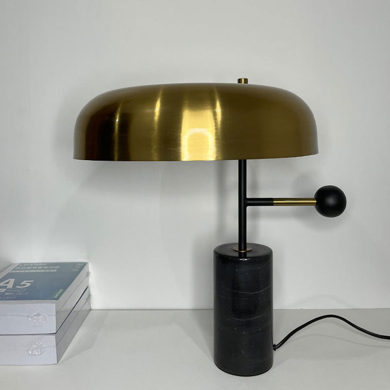 Lampe de table moderne avec base de colonne en marbre ombrée d&