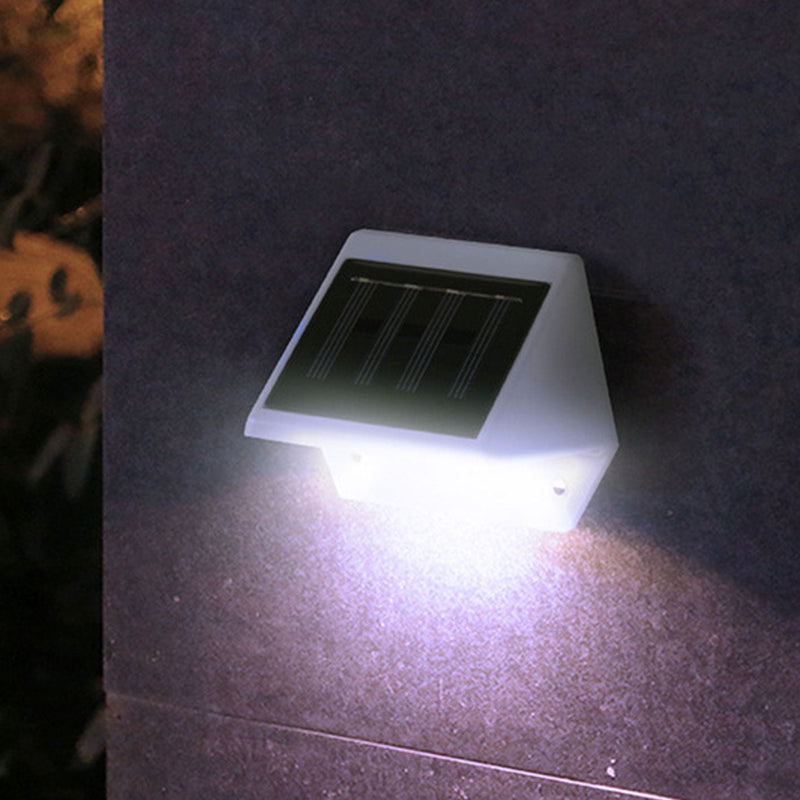 مصباح حائط شمسي LED بلاستيكي مقاوم للماء للاستخدام الخارجي 