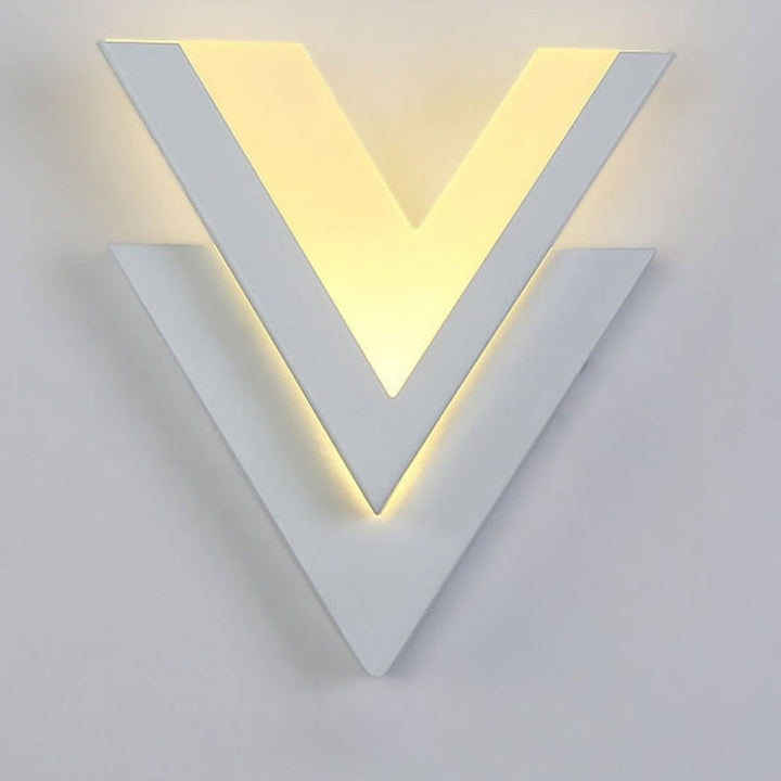 Aplique de pared LED en forma de V de hierro y acrílico de estilo minimalista moderno 