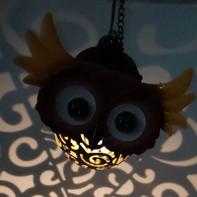 Lumière suspendue extérieure LED solaire étanche en fer forgé creux avec motif de hibou 