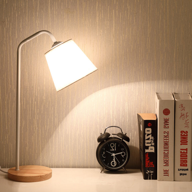 Lámpara de Mesa de 1 Luz con Base de Madera y Pantalla de Lino en Forma de Cono Minimalista Nórdico 