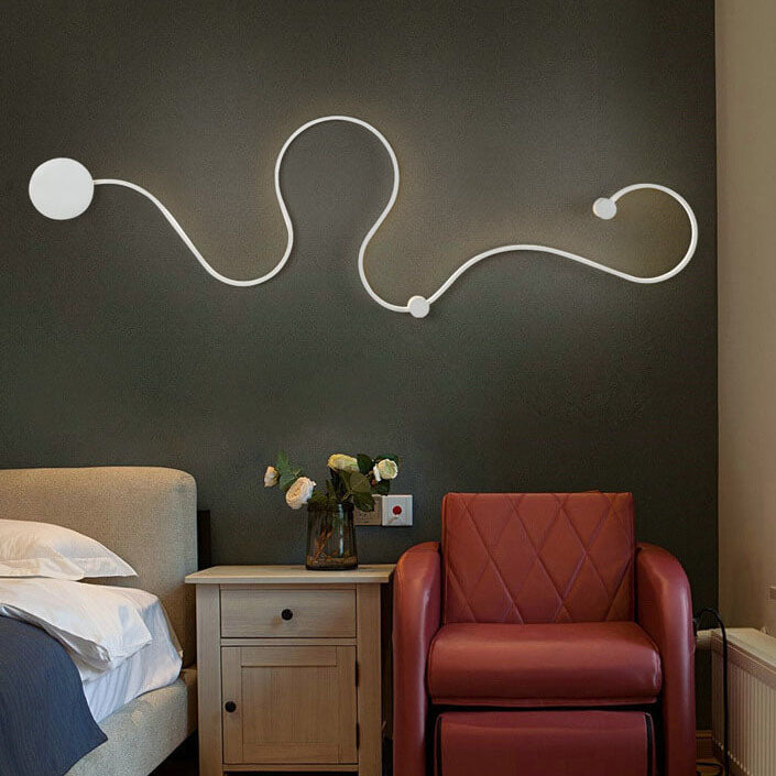 Moderne lange Aluminium-Schlangenform 1-Licht gebogene LED-Wandleuchte 