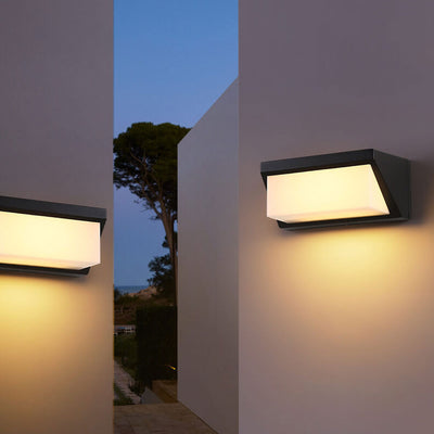 Moderne wasserdichte LED-Wandleuchte mit quadratischer Solargeometrie im Freien