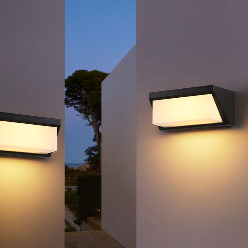 Moderne wasserdichte LED-Wandleuchte mit quadratischer Solargeometrie im Freien