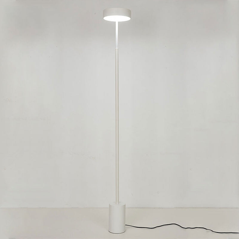 مصباح أرضي LED بعمود بسيط على الطراز الإسكندنافي 