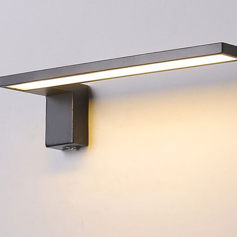 Moderne minimalistische LED-Wandleuchte mit langem Stab und quadratischem Sockel