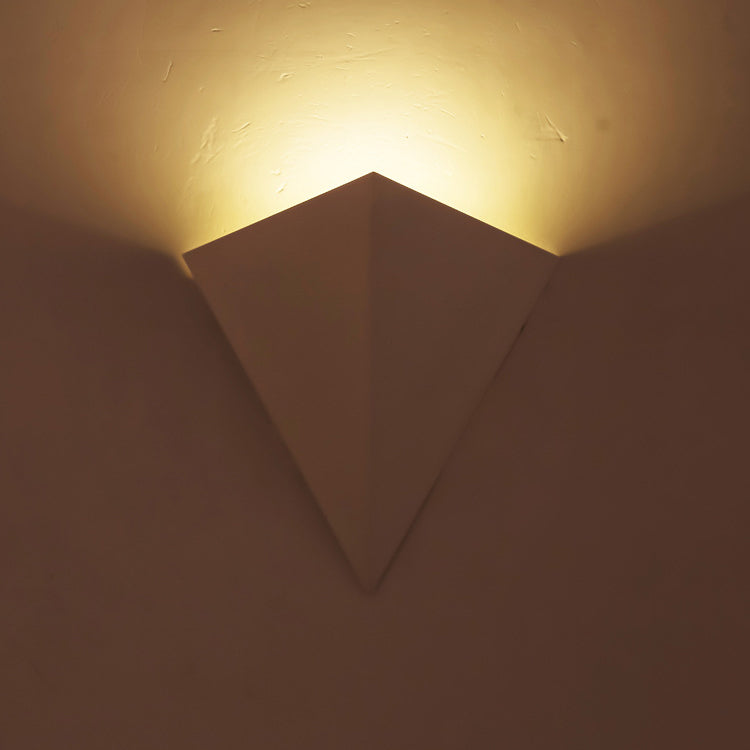 مصباح حائط إبداعي LED مثلث هندسي من الحديد الصناعي 