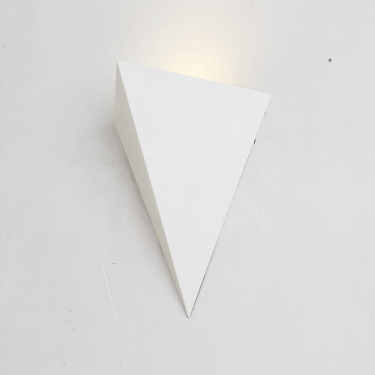 مصباح حائط إبداعي LED مثلث هندسي من الحديد الصناعي 