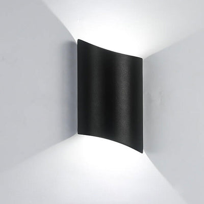 Moderne, minimalistische LED-Wandleuchte mit gerollten Kanten