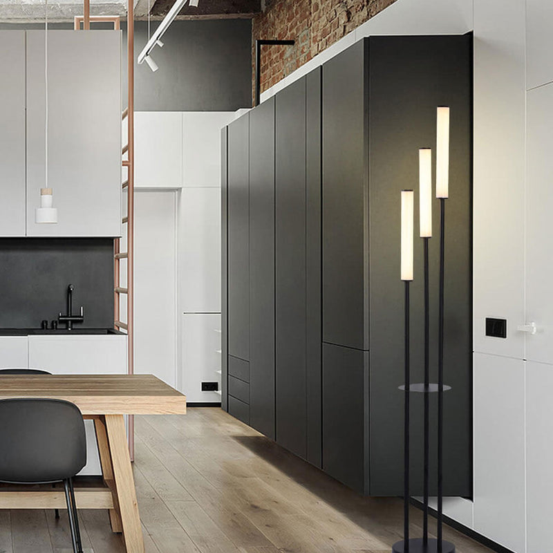 تصميم حديث بسيط لمصباح أرضي طويل بثلاثة أضواء LED 