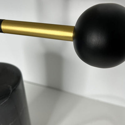 Lampe de table moderne avec base de colonne en marbre ombrée d'or et une lumière 