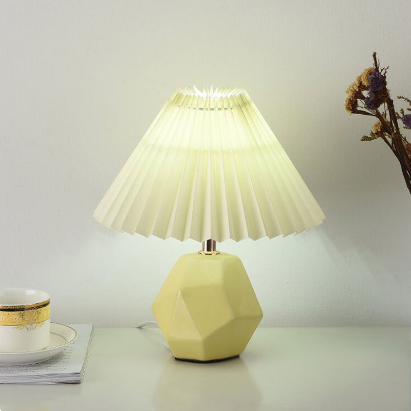 Lampe de table 1 lumière avec abat-jour plissé jaune lait nordique et base en céramique géométrique 