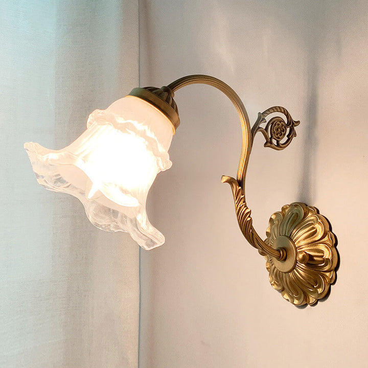 Aplique de pared de 1 luz con flor de vidrio y latón vintage francés 