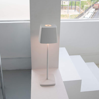 Moderne, minimalistische, quadratische, einfarbige, USB-aufladbare LED-Nachtlicht-Tischlampe aus Aluminium 