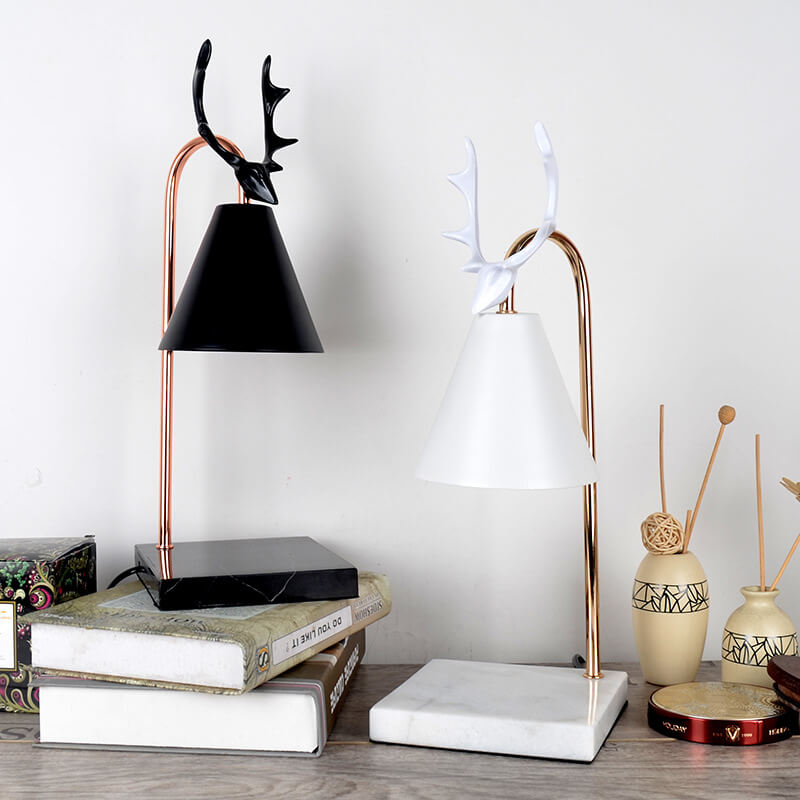 Moderna lámpara de mesa de lujo ligero de asta de ciervo en hierro negro puro, blanco y roble con 1 luz de cera derretida 