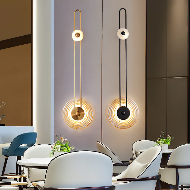 مصباح حائط LED عصري بتصميم آرت ديكو بظل زجاجي بنمط حبيبات الماء وعصا طويلة من الحديد لغرفة المعيشة 