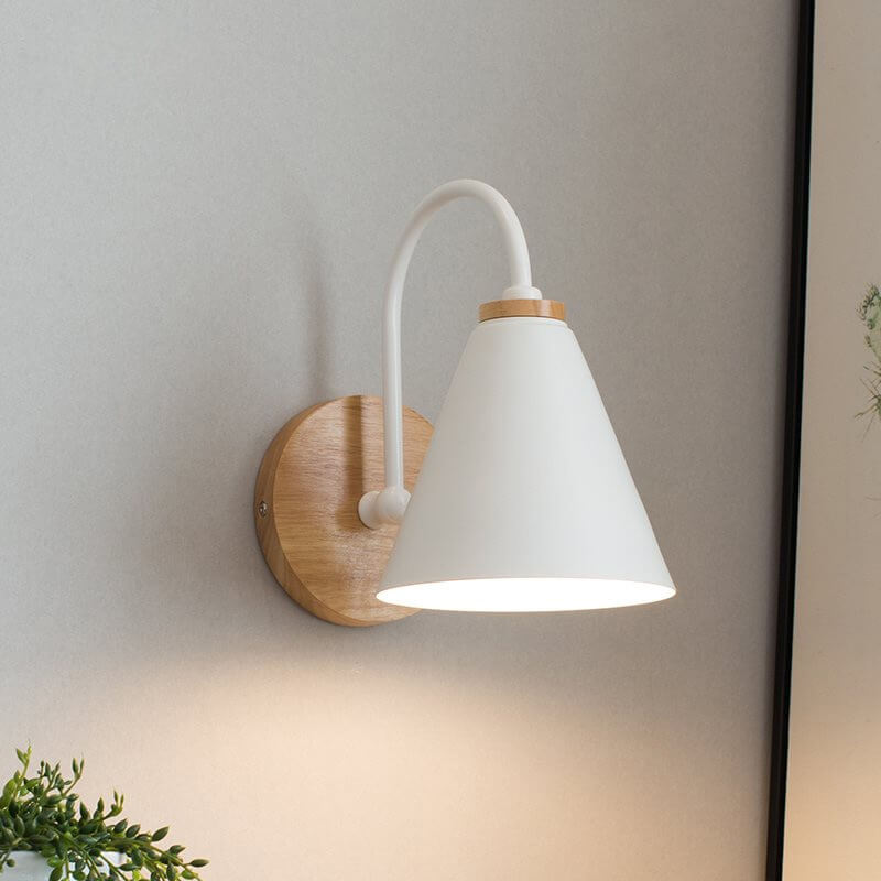 Moderne, minimalistische Kegelschirm-Wandleuchte mit Holzsockel, 1 Licht 