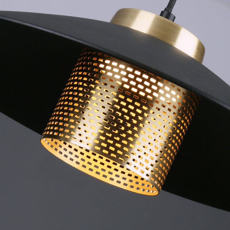 Lustre suspendu industriel simple en fer forgé à 1 lumière avec bord festonné 