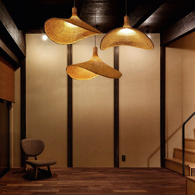 Lustre suspendu chapeau de paille 1 lumière en bambou tissé 