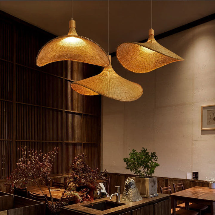 Lustre suspendu chapeau de paille 1 lumière en bambou tissé 