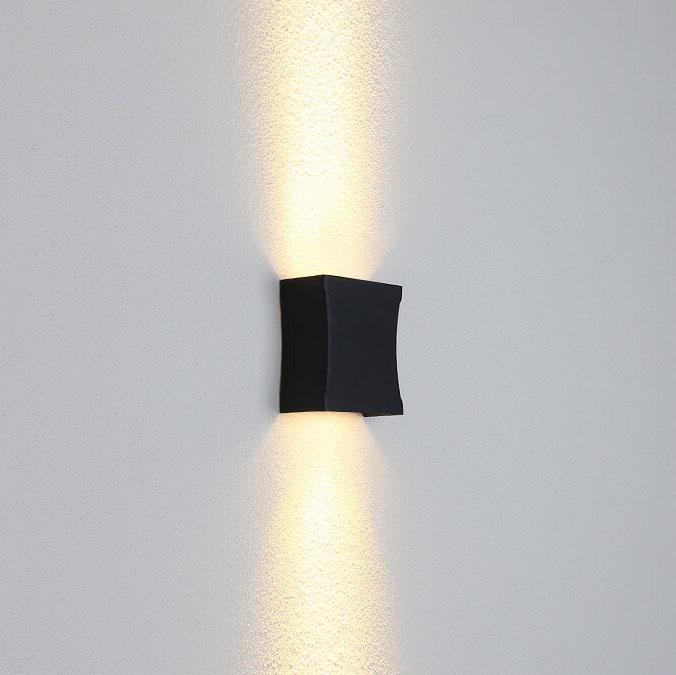 Applique murale extérieure étanche en aluminium carré moderne à LED 