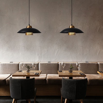 Lustre suspendu industriel simple en fer forgé à 1 lumière avec bord festonné 