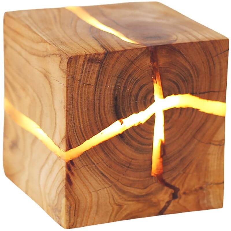 Kreative quadratische 1-Licht-Wandleuchte aus geknacktem Massivholz 